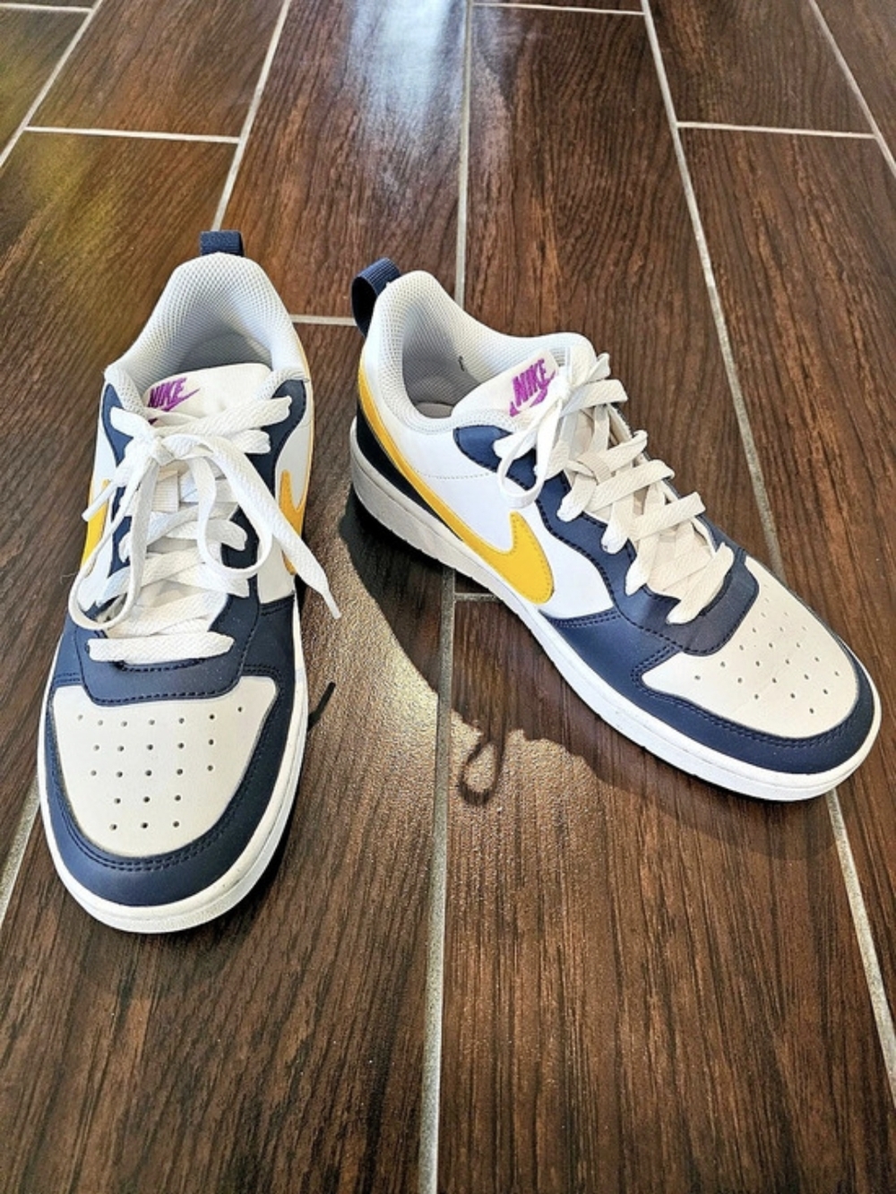 Boys Nike Sneakers Size 5